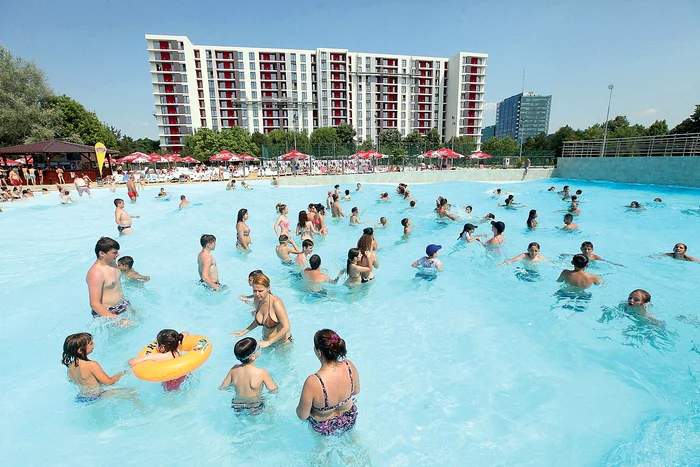 Muzica de la piscină răsună cât e ziua de lungă în apartamentele de vizavi
