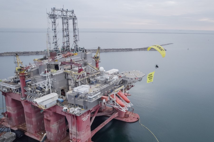 Activist Greenpeace România, protest neobişnuit împotriva platformei de foraj Neptun Deep. A zburat cu o parapantă, afişând mesajul „Stop Fossil Gas”
