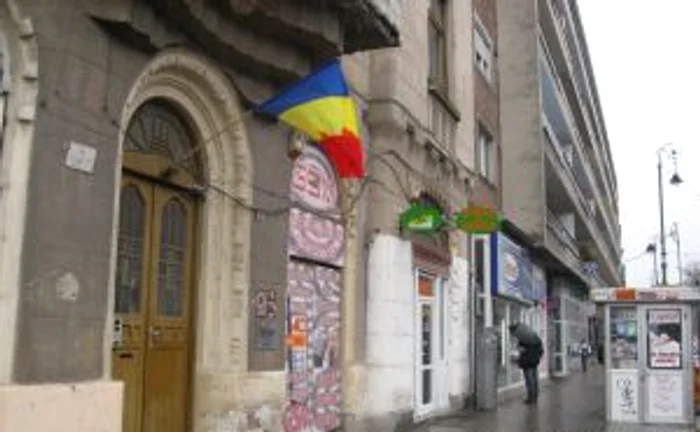 La intrarea în multe cădiri este arborat steagul