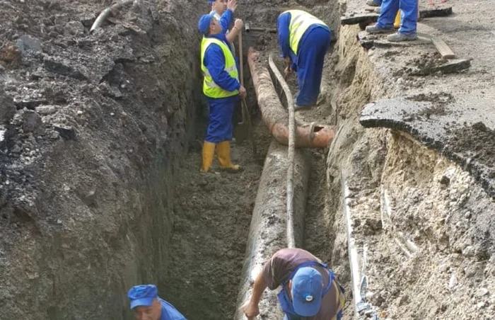 Muncitorii lucrează la remedierea defecţiunii