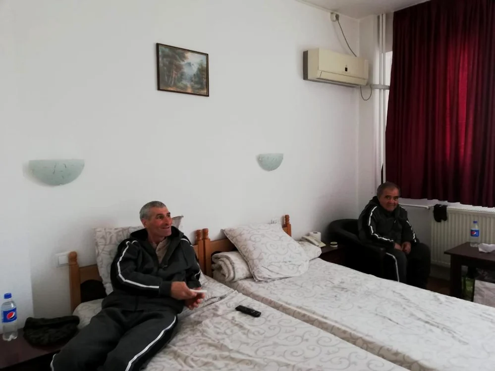 
    Oamenii străzii sunt fericiți că Primăria Capitalei i-a mutat într-un loc curat și primitorFotografii: DGASMB  