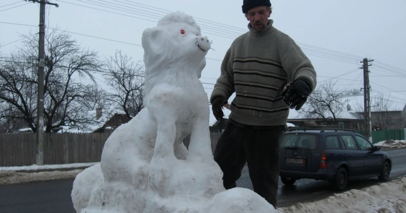Sculpturile de zăpadă stârnesc curiozitatea trecătorilor
