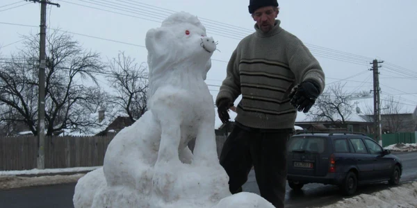 Sculpturile de zăpadă stârnesc curiozitatea trecătorilor