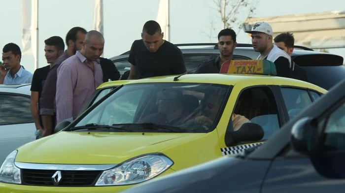 Moroşanu nu s-a mişcat din taxi cât prietenii lui au discutat