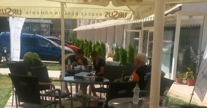 Polițiștii le-au luat declarații tinerilor la fața locului