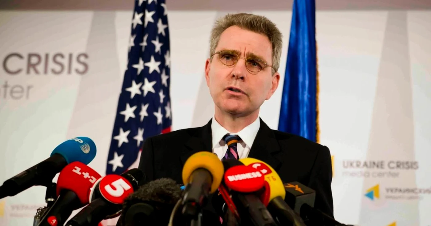 Ambasadorul SUA în Ucraina, Geoffrey Pyatt, a declarat că Ucraina luptă cu două războaie - unul împotriva Rusiei şi a propagandei ruseşti şi unul cu reformele