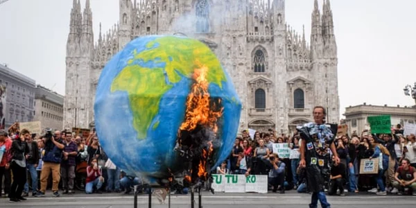 Protest fata de schimbarile climatice in fata domului din Milano FOTO Matteo Corner