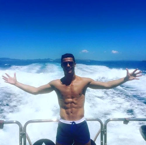 Starul Realului se distrează la Ibiza, pe un iacth de lux, şi va ajunge la naţionala lusitanilor cu câteva zile înainte de plecarea spre EuroFoto Click!