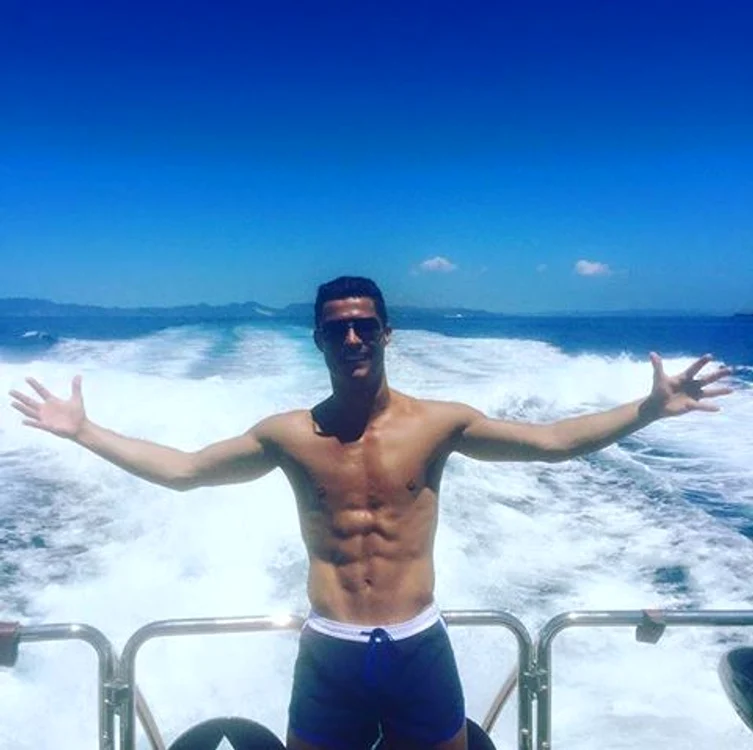 
    Starul Realului se distrează la Ibiza, pe un iacth de lux, şi va ajunge la naţionala lusitanilor cu câteva zile înainte de plecarea spre EuroFoto Click!  