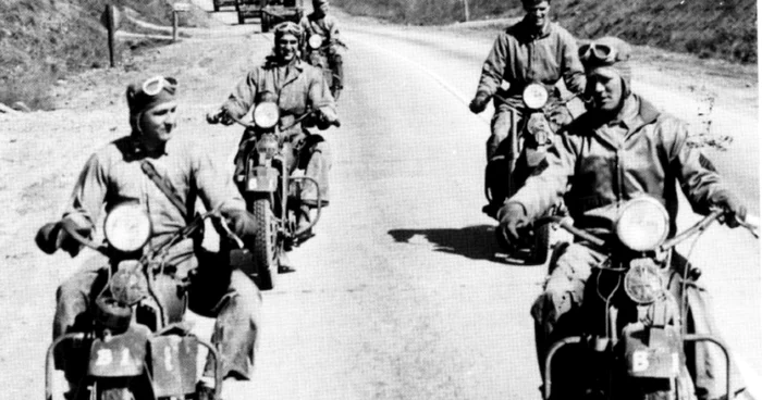 Motociclişti sovietici care deschis drumul pentru tancurile sovietice (iunie 1941)