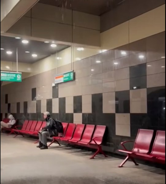 Stația de metrou Eroilor, inundată după ploile torențiale din Capitală. Metrorex: „Echipele au intervenit rapid”