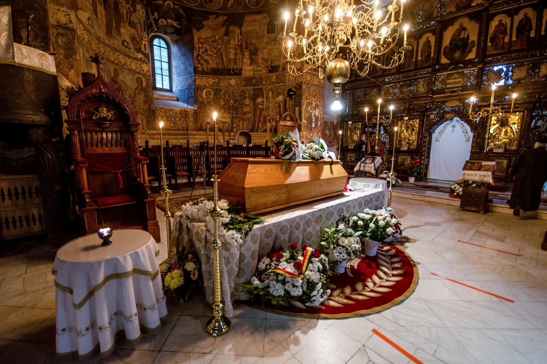 
    Sicriul în care se află trupul neînsufleţit al ierarhului a fost depus în biserica „Sf Gheorghe” a mănăstirii „Sf. Ioan cel Nou” din Suceavafoto: Inquam Photos  