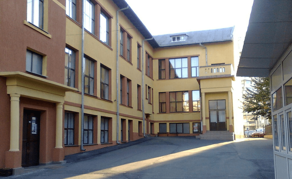 Profesor de religie, acuzat de abuz sexual. S-a încuiat cu o elevă de a IX-a în vestiar