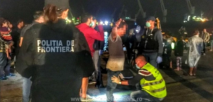 Poliţiştii au identificat 3 persoane care erau călăuze ale grupului FOTO Poliţia de Frontieră