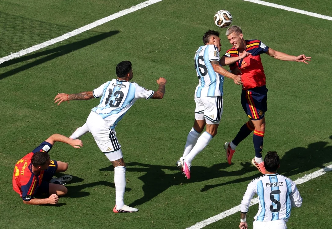 Olmo a încercat să reia cu capul spre poarta Argentinei (Foto: EPAImages)