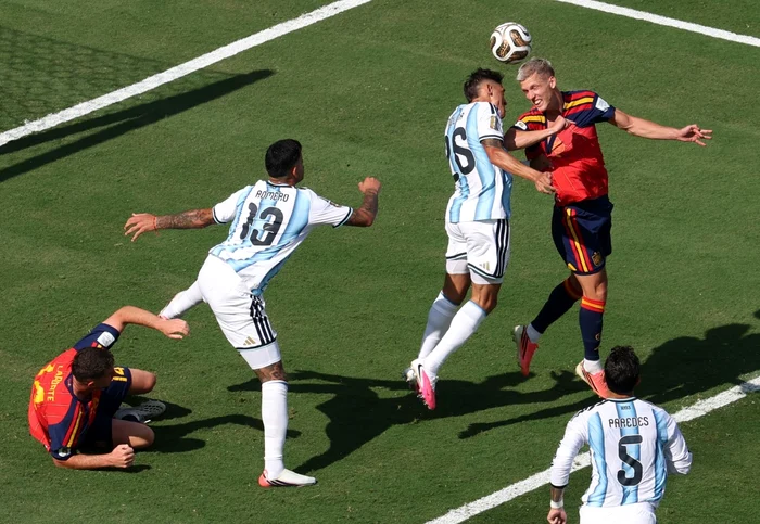 Olmo a încercat să reia cu capul spre poarta Argentinei (Foto: EPAImages)