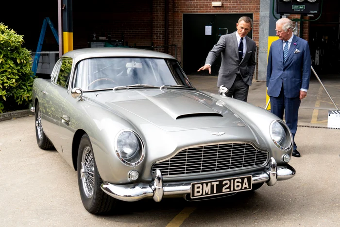 Actorul i-a prezentat prințului de Wales impresionanta colecție de mașini marca Aston Martin