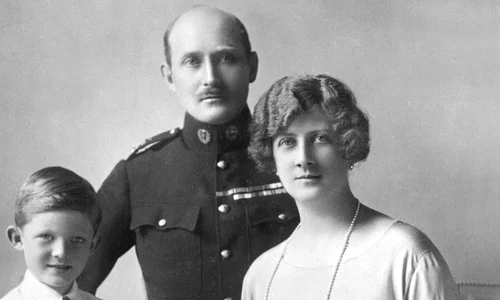 Prințul Arthur de Connaught, cu soția Prințesa Alexandra, a doua Ducesă de Fife, și fiul lor, Alastaire Windsor, 1920   profimedia 0116375663 jpg