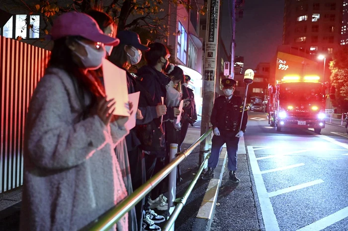 Mic protest de solidaritate cu chinezii în fața ambasadei Chinei la Tokio Foto AFP