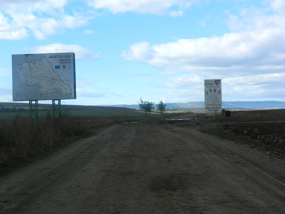 Una dintre intrările în judeţul Iaşi, dinspre Botoşani, arată de parcă ar fi desprinsă din secolul trecut. FOTO Adevărul