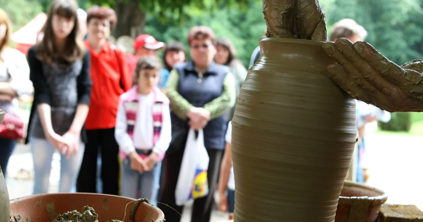 Influenţa Culturii Cucuteni este puternică şi astăzi pe teritoriul întregii ţări. Meşterii populari continuă meşteşugul creării vaselor de lut găsite pe teritoriul Moldovei şi atestate încă din anul 5.500 î. Ch. FOTO Adevărul
