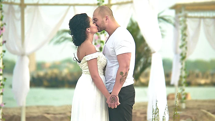 Andreea, “topită“ de sărutările iubitului