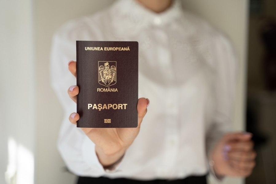 Modificarea Legii cetăţeniei: După 10 ani de căsătorie în străinătate, soţul/soţia poate deveni cetăţean român