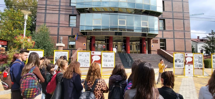 Benzile desenate sunt expuse în fața Bibliotecii. FOTO INSHR EW