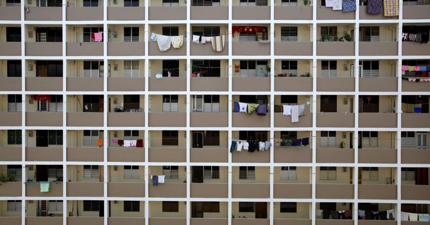 Aproximativ 80% dintre singaporezi locuiesc în apartamente de la stat. 
