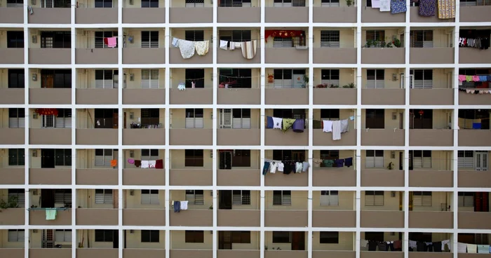 Aproximativ 80% dintre singaporezi locuiesc în apartamente de la stat. 