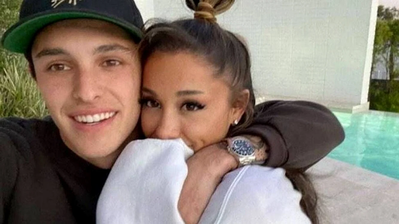 
    Ariana Grande s-a căsătorit cu Dalton GomezSursă foto: Arhivă personală   