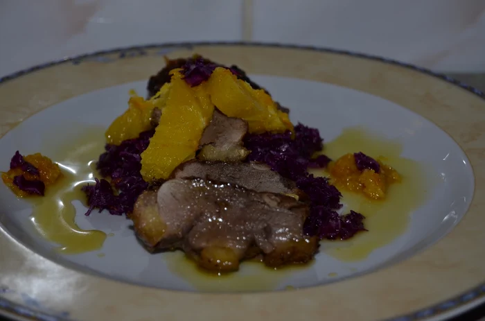 Piept de rață cu sos de portocale și salată de varză roșie