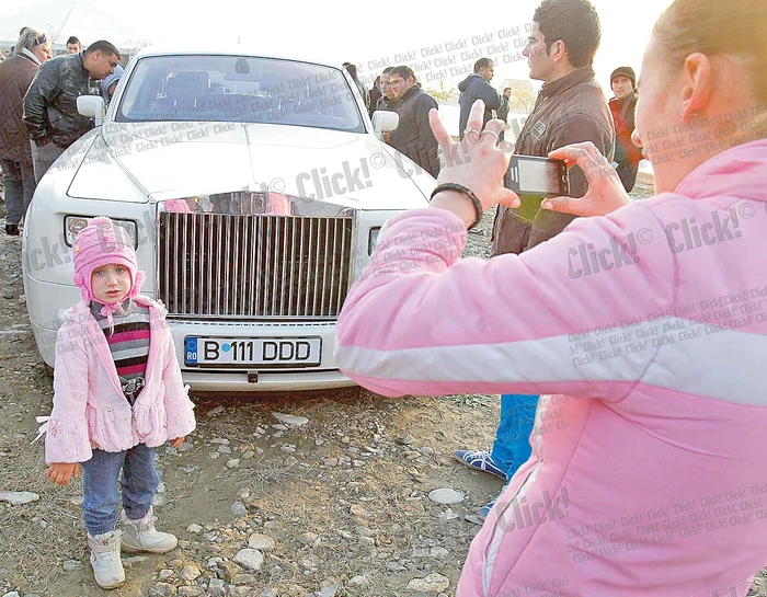 
    Oamenii s-au înghesuit să-şi pozeze copiii lângă bolidul lui Diaconescu  