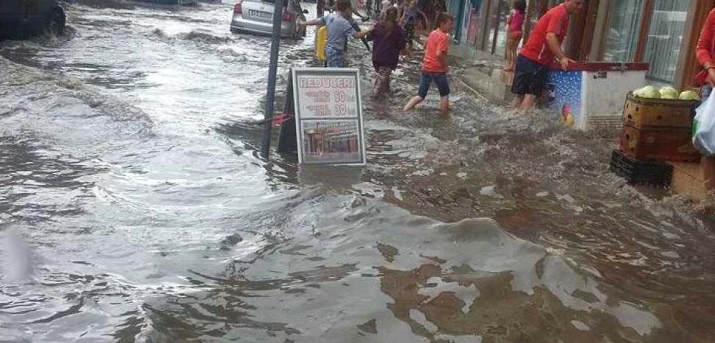 Cod portocaliu de inundaţii pe mai multe râuri din Harghita, Bacău şi Covasna