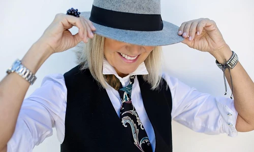 woman in menswear 3738414 960 720 jpg