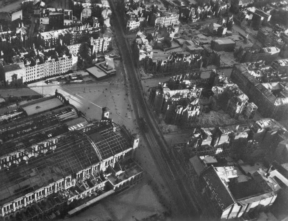 Gara Stettin. Doar un corp a rămas în picioare din clădirea construită în 1842. Astăzi pe locul acesta se află gara Nordbahnhof.