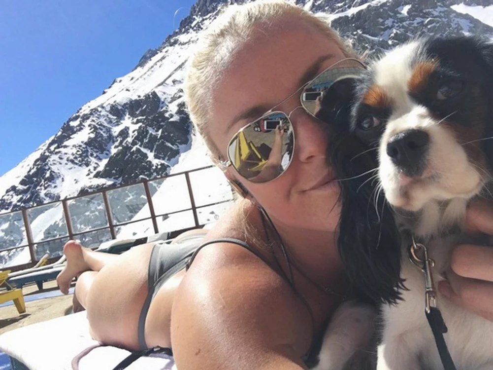 
    Vonn, sexy la piscină, jucându-se cu câinele, la poalele munţilorSursa Foto: Instagram  