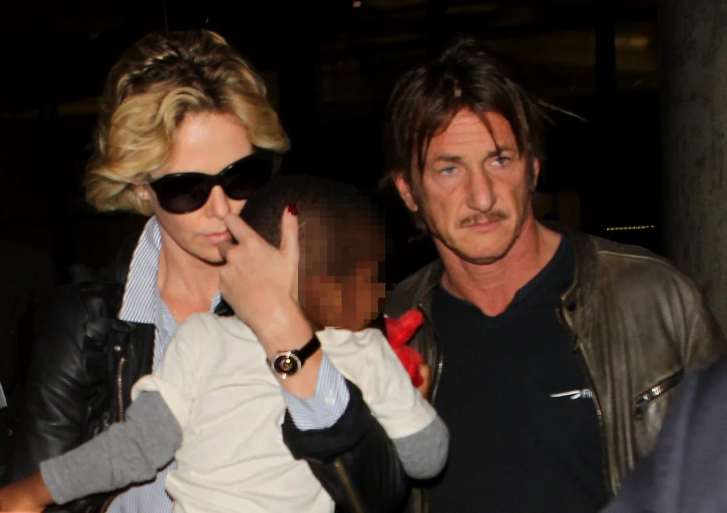 charlize theron si sean penn cu copilul jpeg