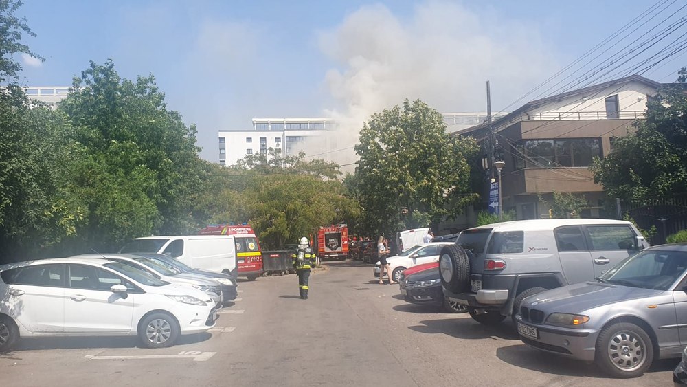 Un incendiu puternic a cuprins trei case din București