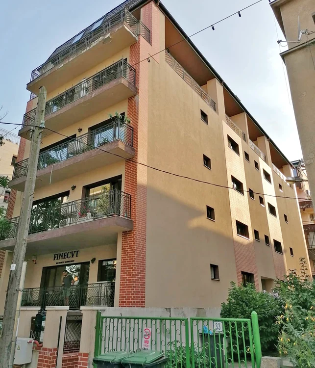 Toate apartamentele din blocul lui Bănică sunt locuite, iar la parter este o frizerie