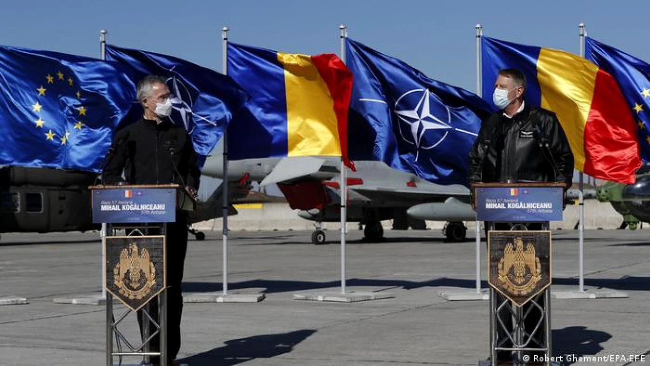 Secretarul general al NATO, Jens Stoltenberg, alături de preşedintele Klaus Iohannis, la baza militară Mihail Kogălniceanu