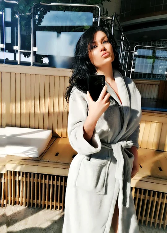 
    Simona ex-Sensual merge pe calea bisericească  