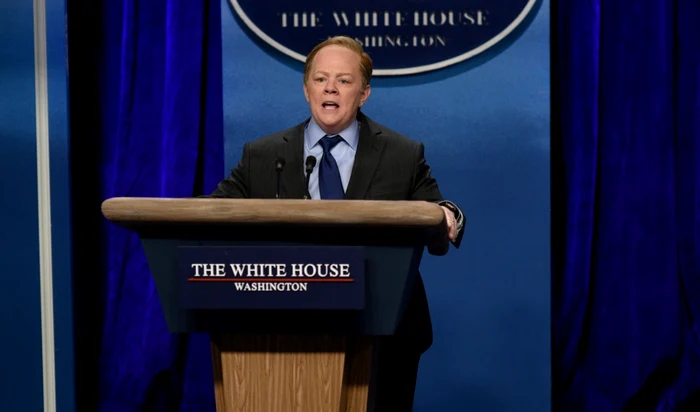 Melissa McCarthy, în timp ce-l imita pe Sean Spicer FOTO NBC