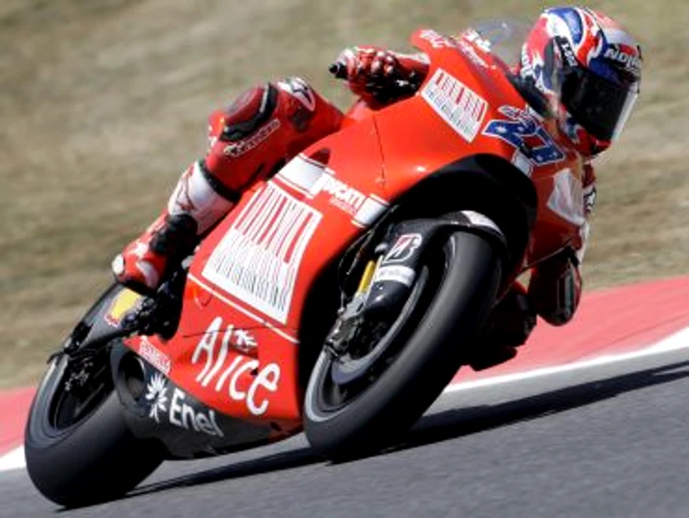 
    Casey Stoner revine pe pistă  