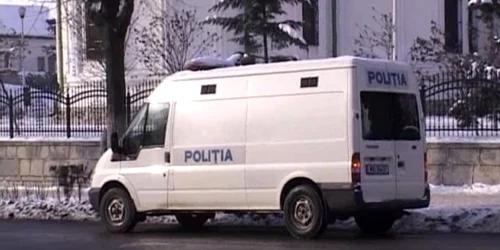 Duba poliţiei cu care edilul Gutău a fost dus la Penitenciarul Colibaşi 