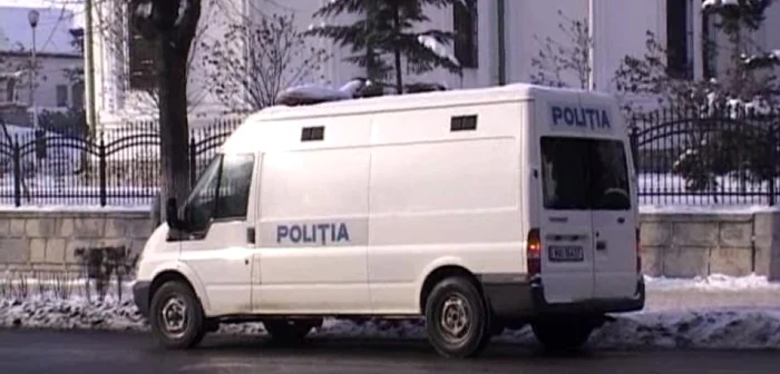 Duba poliţiei cu care edilul Gutău a fost dus la Penitenciarul Colibaşi 