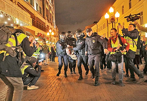 La Moscova și Sankt Petersburg, cetățenii s-au bătut cu forțele de ordine