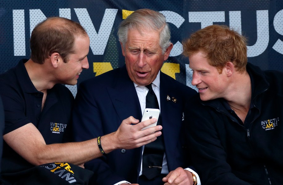 Regele Charles al III-lea speră să joace rolul de „pacificator” între Harry și William la următoarea reuniune a familiei