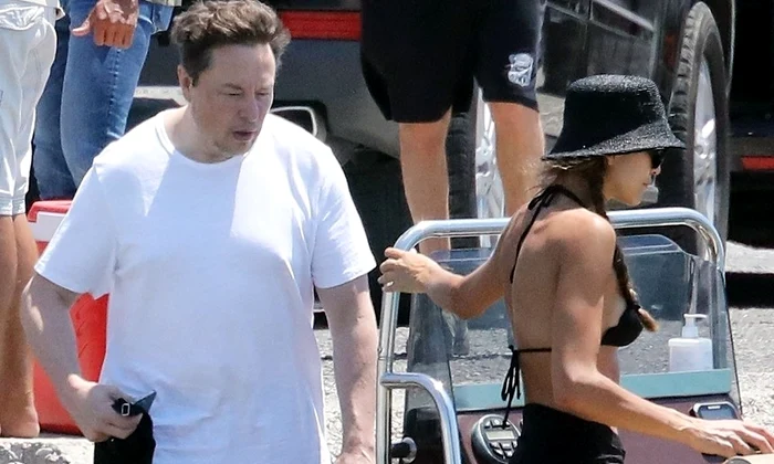 Elon la bustul gol jpg