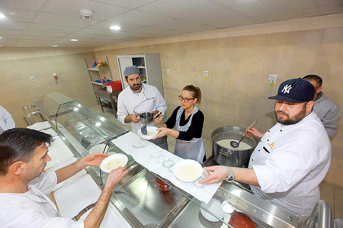 A ajutat la servirea supei-cremă de ţelină şi a adăugat ingredientul-minune: uleiul de dovleac
